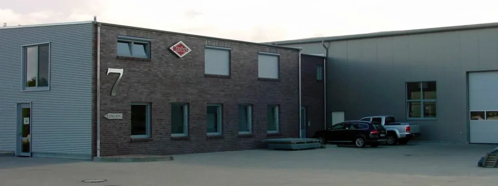 Gebäude der Herbst Mischtechnik in Buxtehude mit modernen Fenstern.