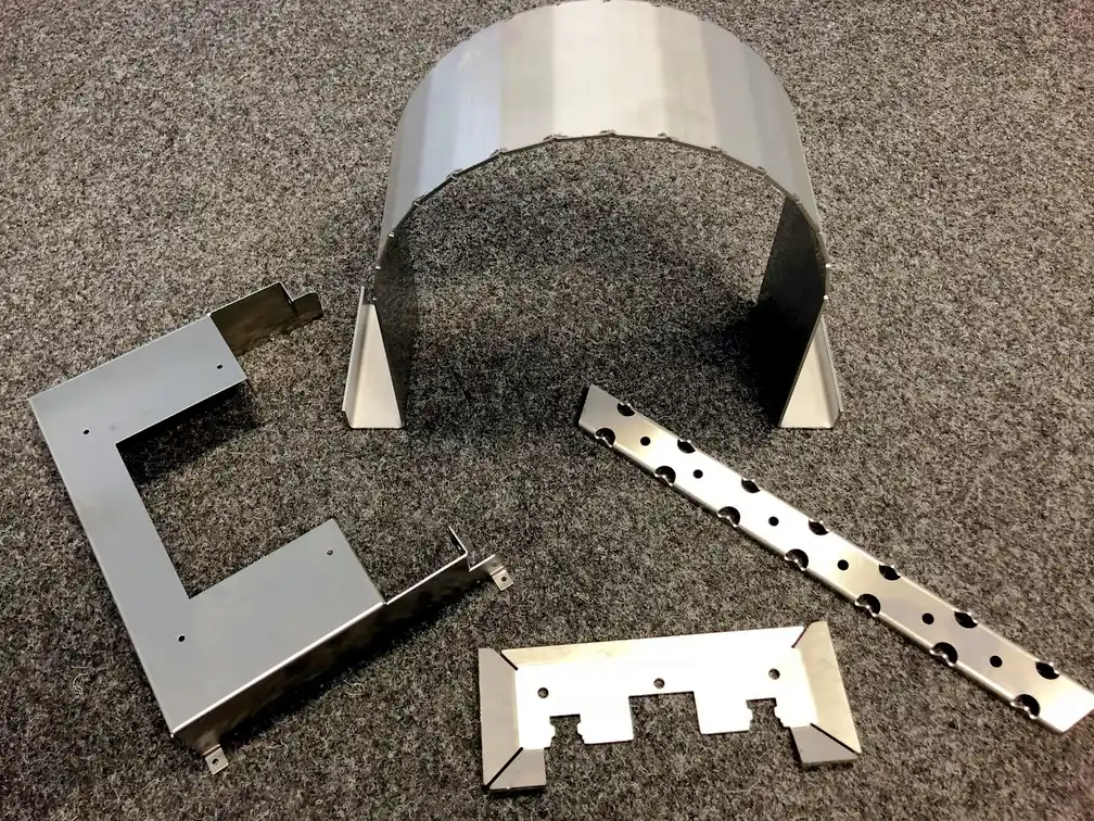 Verschiedene Metallblechteile für die Fertigung.