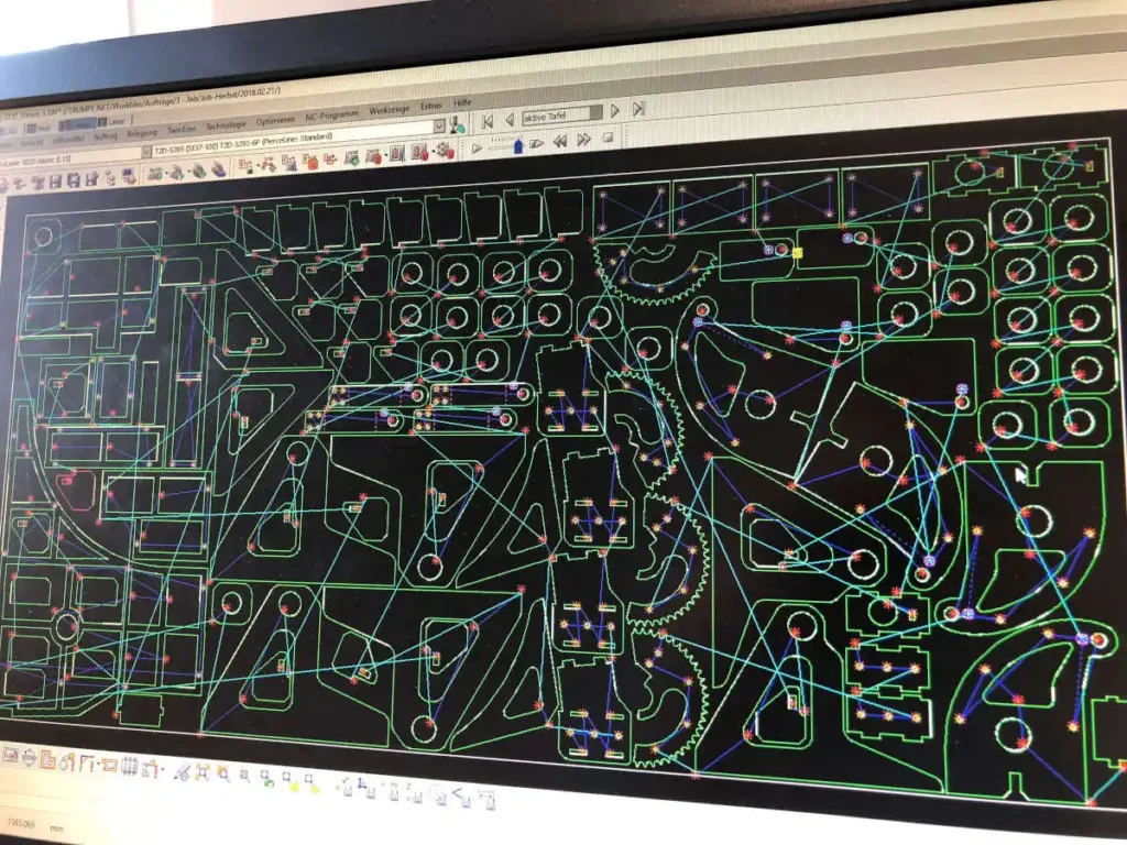CAD-Zeichnung eines Laserschneideteils mit verschiedenen geometrischen Formen.
