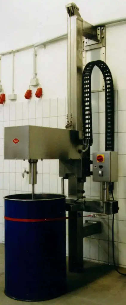 Stativrührwerk über einem blauen Tank
