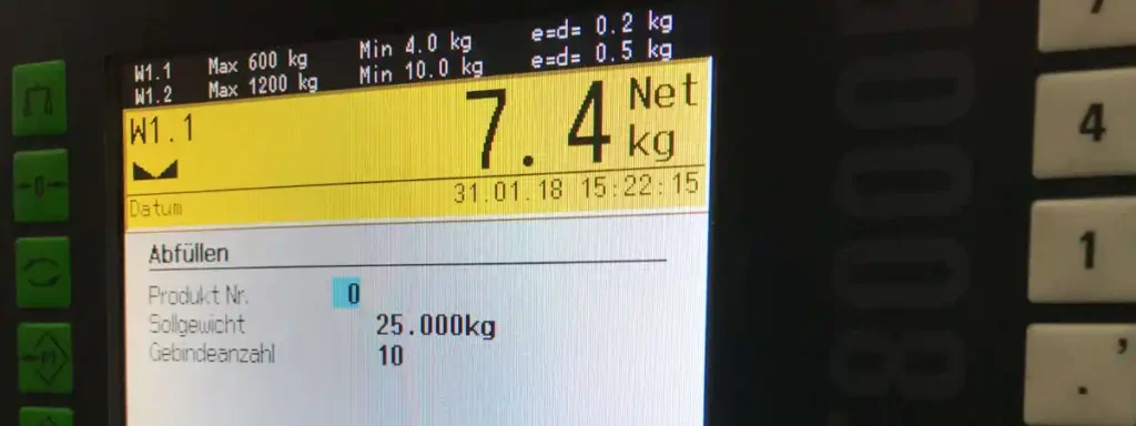 Digitale Waage zeigt 7.4 kg Nettogewicht auf dem Display.